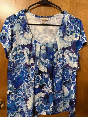 Roz & Ali Blue and White Floral Scoop-Neck Short Sleeve Top